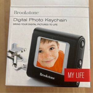 Brookstone Digital Photo Keychain. See Pics For Details. Brand New.